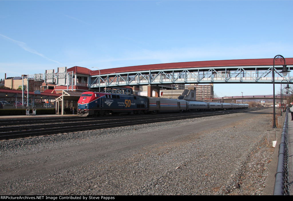 Amtrak train 43 pulls into Altoona station